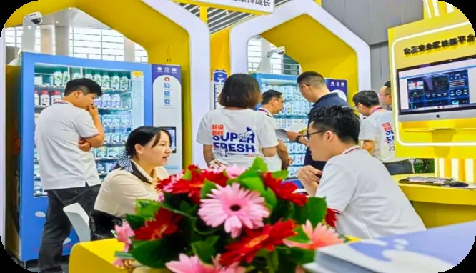 取奶柜设备展区洽谈